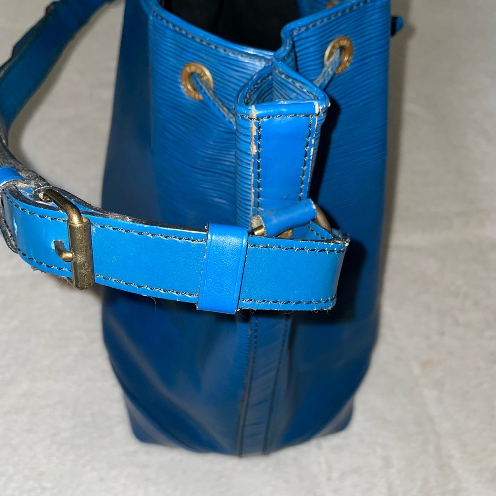 Louis Vuitton Epi Noe Bucket Bag in Blue with Drawstring - Picture 9 of 12